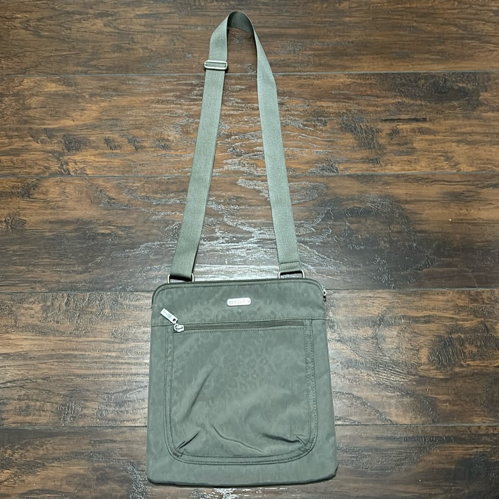 Baggallini gray cheetah print crossbody bag